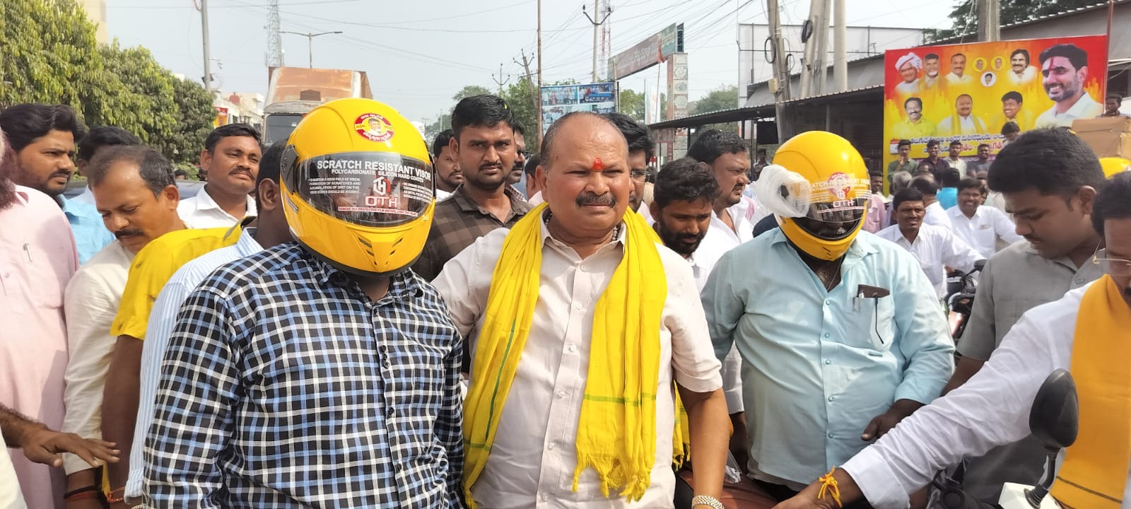 రాష్ట్ర తెలుగుదేశం పార్టీ యువనాయకులు మన్నెం శివనగామల్లేశ్వరరావుగారి మిత్రమండలి అధ్వర్యంలో వాహనదారులకు హెల్మెట్ పంపిణీ కార్యక్రమంలో ముఖ్యఅతిథి గా పాల్గొన్న సత్తెనపల్లి నియోజకవర్గ ఇంచార్జ్ కన్నా లక్ష్మీనారాయణ garu